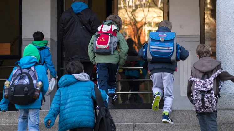Das Verwaltungsgericht Berlin soll eine Klage gegen das Gebetsverbot an einem Gymnasium prüfen (Symbolbild) dpa