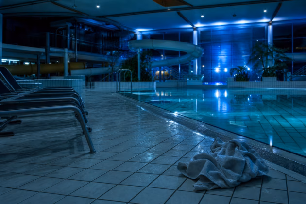 Menschenleeres Hallen-Erlebnisbad am Abend (Symbolbild). Foto: KI-generiert