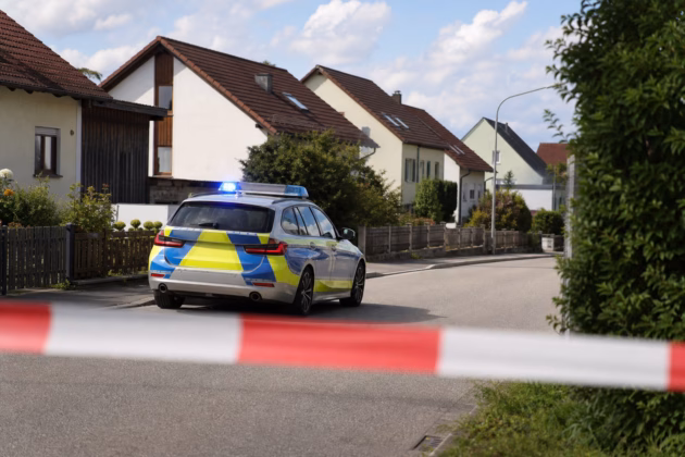 Symbolbild: Polizeieinsatz in einem Wohngebiet, 26.10.2026. Foto: KI-generiert