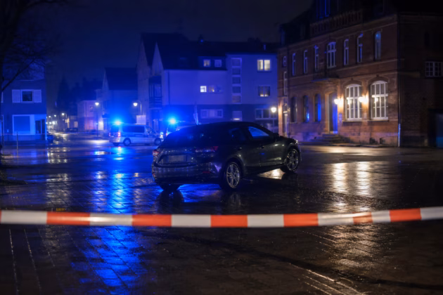 Verlassenes Auto und Polizeiabsperrung bei Nacht (Symbolbild). Foto: KI-generiert