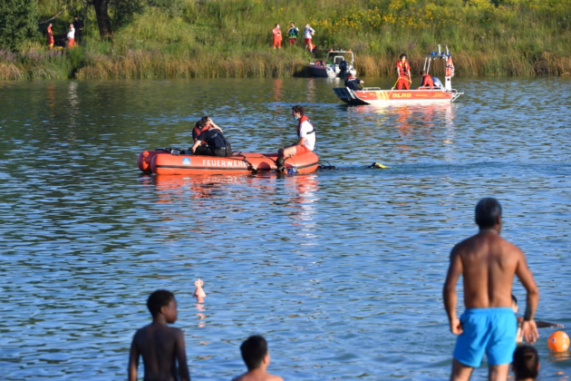 Rettungsboote von Wasserwacht und DLRG mit Tauchern bei der Suche nach einer vermissten Person (Symbolbild), 09.08.2020. Foto: IMAGO / Sven Simon