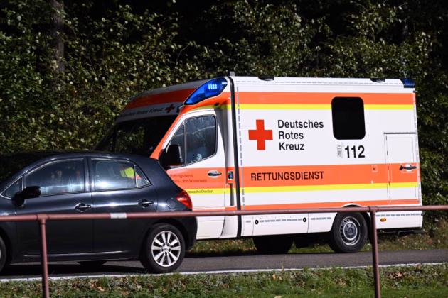 Rettungswagen mit Blaulicht im Einsatz (Symbolbild), 13.10.2026. Foto: IMAGO / Eibner (Juergen Augst)