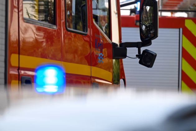 Symbolbild: Feuerwehrleute löschen einen brennenden Bus, 25.03.2025. Foto: IMAGO / onw-images (Marius Bulling)