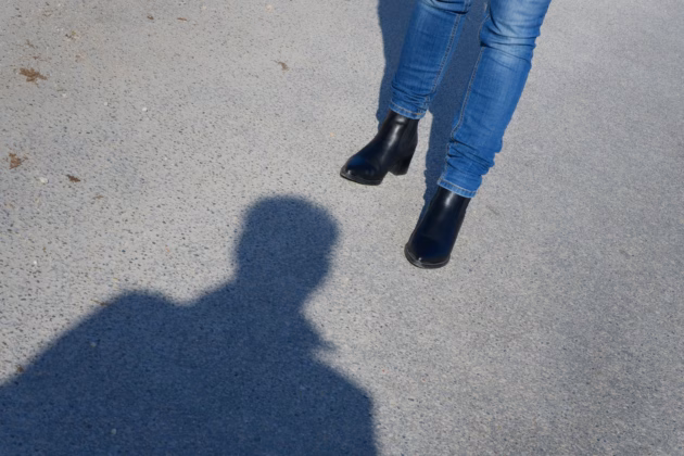 Eine Frau wehrt sich gegen einen Übergriff (Symbolbild), 10.03.2026. Foto: IMAGO / Rolf Poss