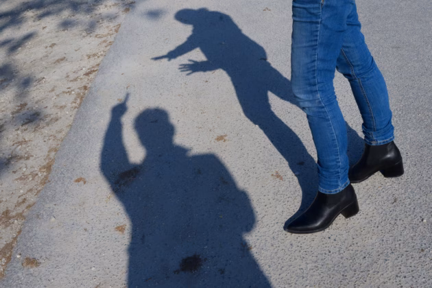 Eine Frau wehrt sich gegen Belästigung (Symbolbild), 10.03.2026. Foto: IMAGO / Rolf Poss