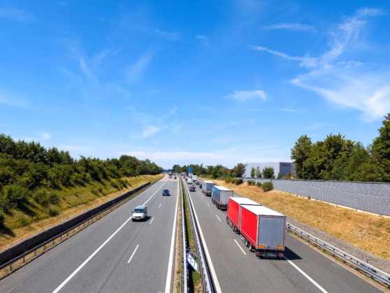 Stockender Reiseverkehr mit Autos und Lkw auf einer Autobahn (Symbolbild), 13.07.2026. Foto: IMAGO / Bihlmayerfotografie (Michael Bihlmayer)