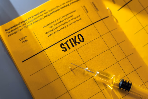 Fotomontage: Spritze auf einem Impfpass mit dem Eintrag STIKO, Symbolbild Impfempfehlung, 30.08.2026. Foto: IMAGO / Bihlmayerfotografie (Michael Bihlmayer)