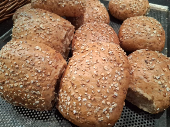 Brötchen und Backwaren in der Auslage einer Bäckerei (Symbolbild), 14.09.2026. Foto: IMAGO / Martin Wagner