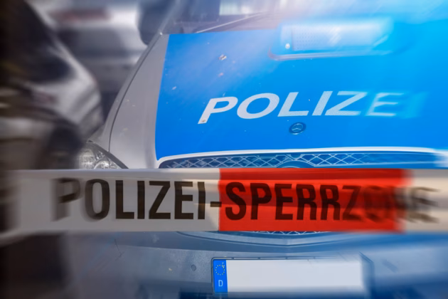 Absperrband der Polizei vor einem Einsatzfahrzeug (Symbolbild), 14.10.2026. Foto: IMAGO / Herrmann Agenturfotografie (Udo Herrmann)