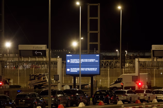 Ein Kleinbus ist nach dem Zusammenstoß mit einem Güterzug schwer beschädigt, 15.10.2026. Foto: IMAGO / MAXPPP (Johan Ben Azzouz)