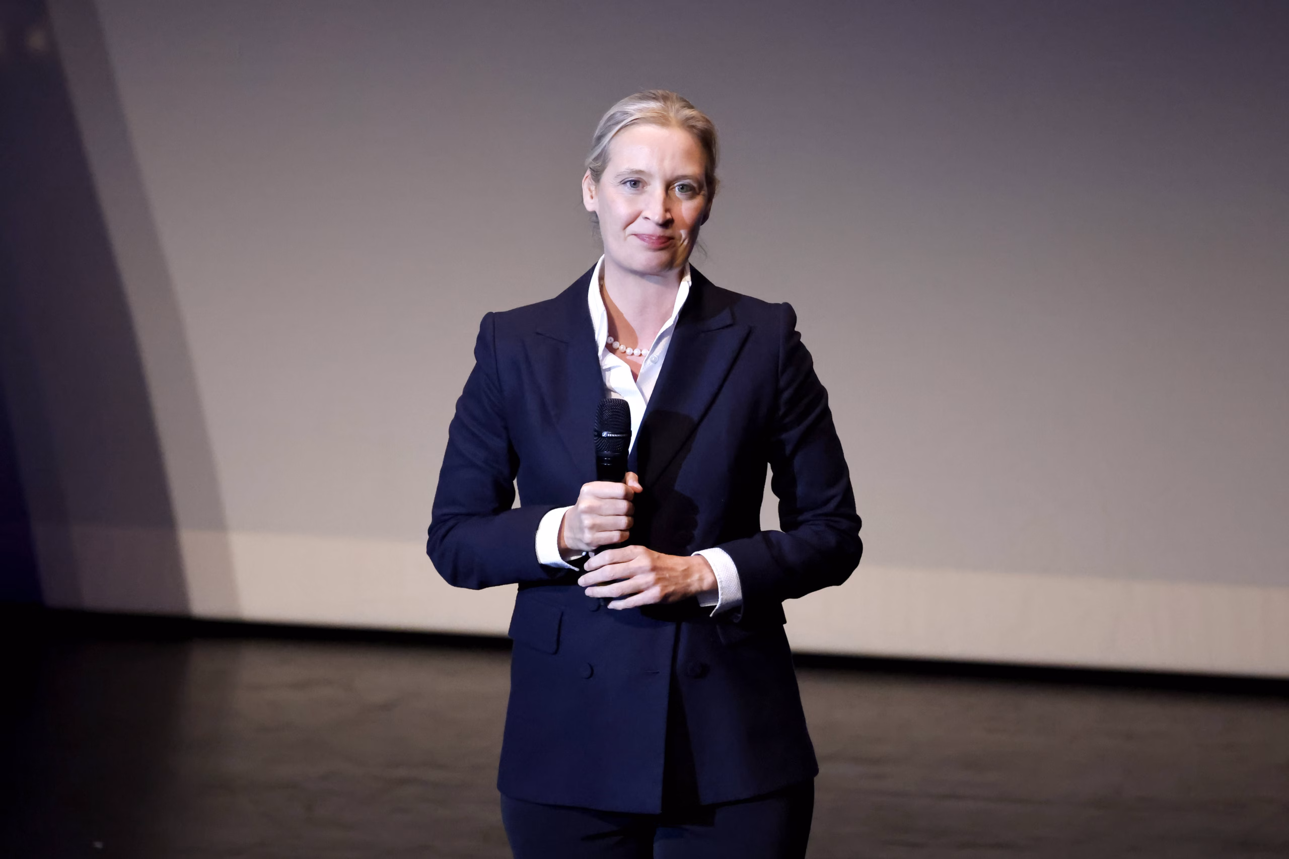 Alice Weidel am Rednerpult bei einer ESN-Veranstaltung