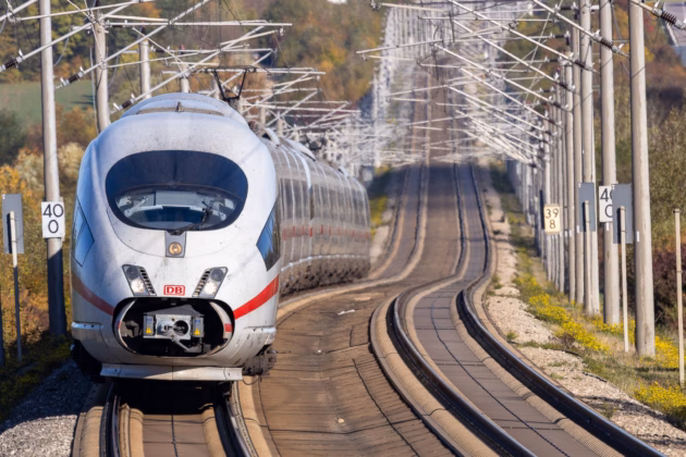ICE der Deutschen Bahn auf einer Schnellfahrstrecke, 22.10.2026. Foto: IMAGO / Ardan Fuessmann